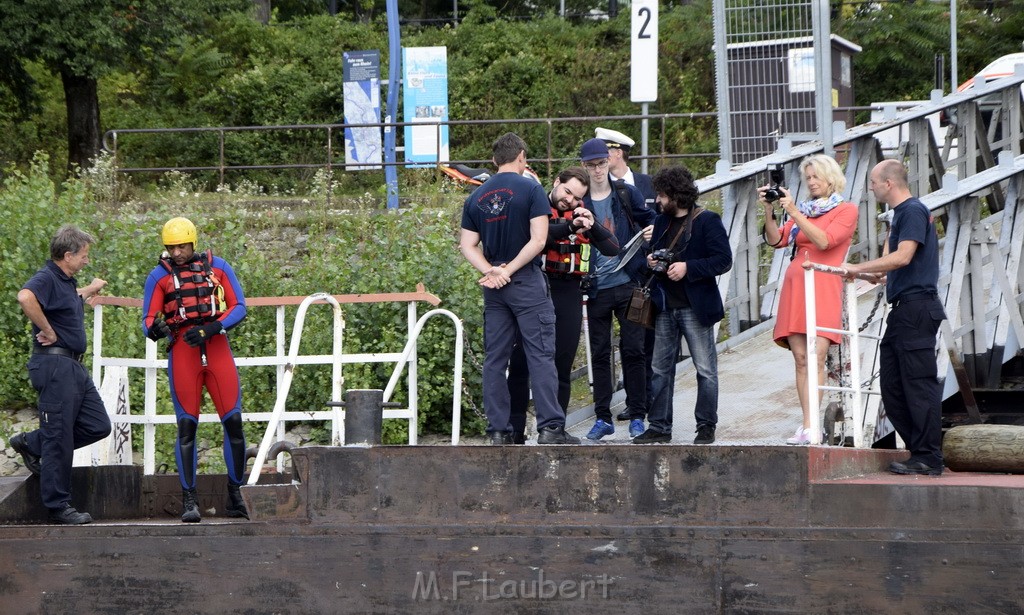 Uebung BF Taucher und Presse Koeln Zoobruecke Rhein P049.JPG - Miklos Laubert